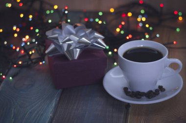 Bir fincan kahve ile şenlikli natürmort