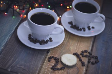 İki kahve fincanı ile şenlikli natürmort