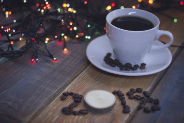 Bir fincan kahve ile şenlikli natürmort ve 2018 yazıt