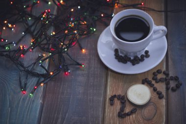 Bir fincan kahve ile şenlikli natürmort ve 2018 yazıt