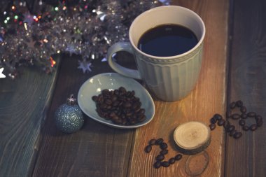 Bir fincan kahve ile natürmort ve 2018 yazıt