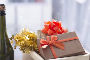 Yeni yıl sürpriz kutusundaki metinle bir şişe şampanya