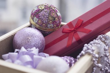 Yeni yıl sürpriz bir Hediyelik ve süs eşyaları ile bir kutu içinde