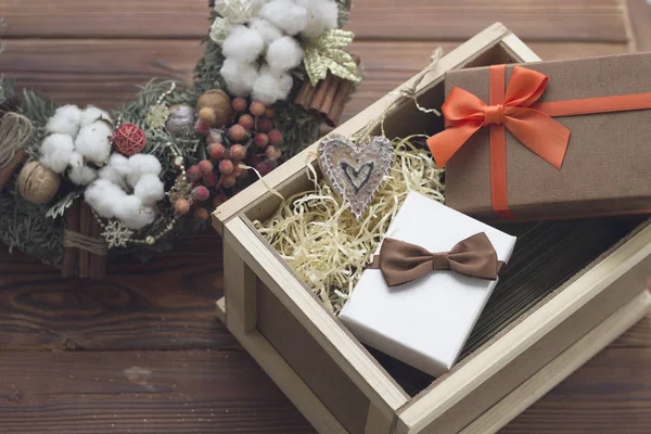 Uma vida calma festiva com presentes e uma grinalda de Natal — Fotografia de Stock