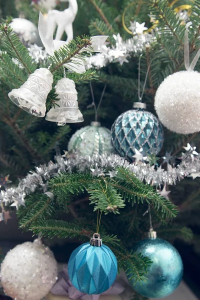 Mavi ve beyaz baubles ve Simler ile süslenmiş Noel ağacı — Stok fotoğraf