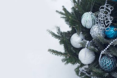 Beyaz, gümüş ve mavi baubles bir Noel ağacı üzerinde