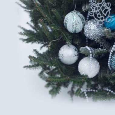 Beyaz, gümüş ve mavi baubles bir Noel ağacı üzerinde