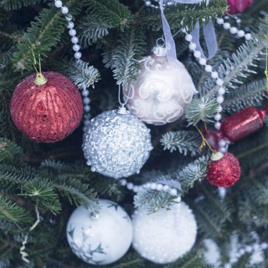 Kırmızı ve beyaz dekorasyon bir Noel ağacı üzerinde