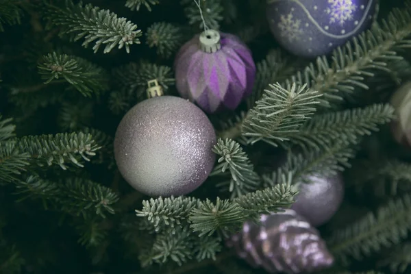 Tatil arka plan ile dekore edilmiş Noel ağacı — Stok fotoğraf