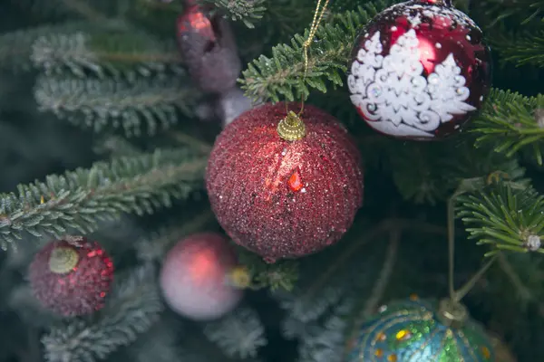 Tatil arka plan ile dekore edilmiş Noel ağacı — Stok fotoğraf