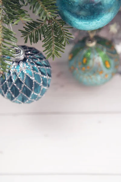 Blå julgranskulor hänger på fir trädgrenar — Stockfoto