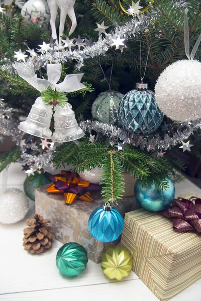 Süslü Noel ağacının altına hediyeler — Stok fotoğraf