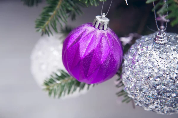 Pembe ve gümüş Noel ağacı topları — Stok fotoğraf