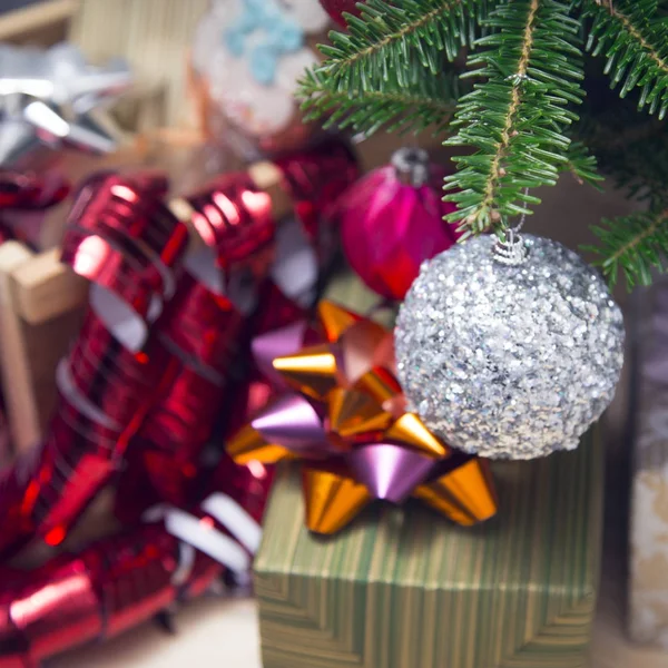 Δώρα κάτω από ένα στολισμένο χριστουγεννιάτικο-δέντρο — Φωτογραφία Αρχείου