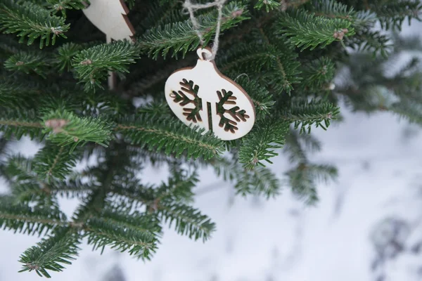 Un fond de Noël de sapin un arbre et une boule en bois — Photo