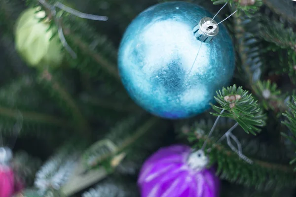 Bir Noel ağacı üzerinde mavi bir top — Stok fotoğraf