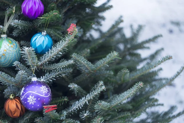 Dekore edilmiş bir Noel ağacı dışında — Stok fotoğraf