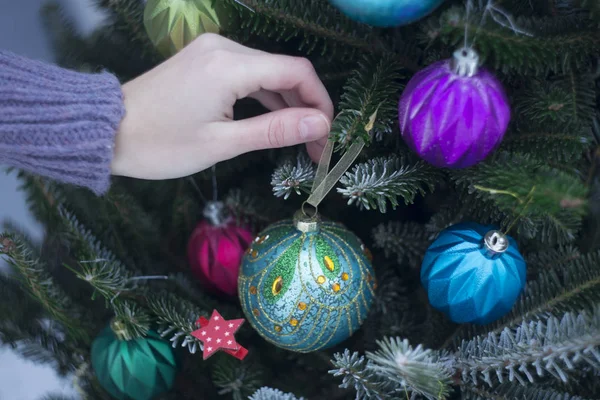 Kobieta, dekoracji zewnętrznej choinki — Zdjęcie stockowe