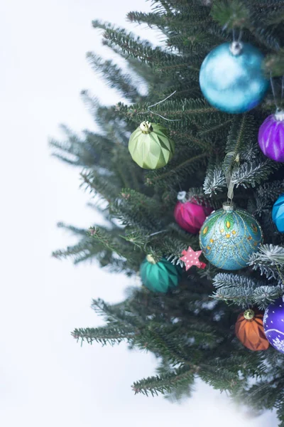 Renkli cam topları ile dekore edilmiş Noel ağacı dışında — Stok fotoğraf