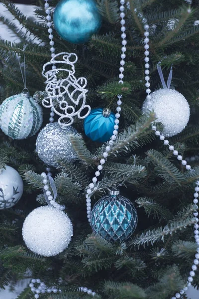 Beyaz ansd mavi aubles ve boncuk bir Noel ağacı üzerinde — Stok fotoğraf