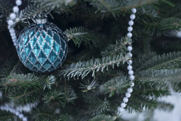 Bir top ve boncuk bir Noel ağacı üzerinde — Stok fotoğraf