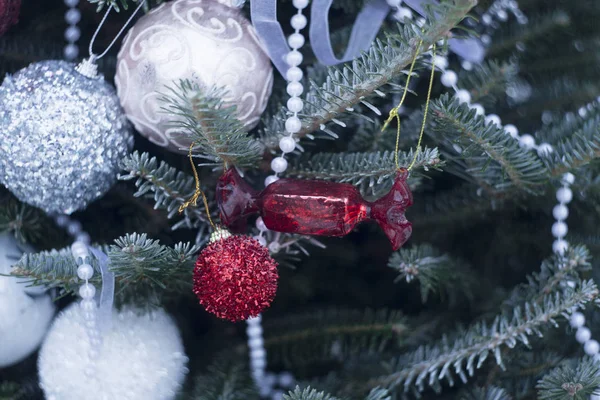 Kırmızı ve beyaz dekorasyon bir Noel ağacı üzerinde — Stok fotoğraf