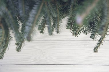 Açık ahşap Noel ve yeni yıl renkli köknar ağacı dalları ile