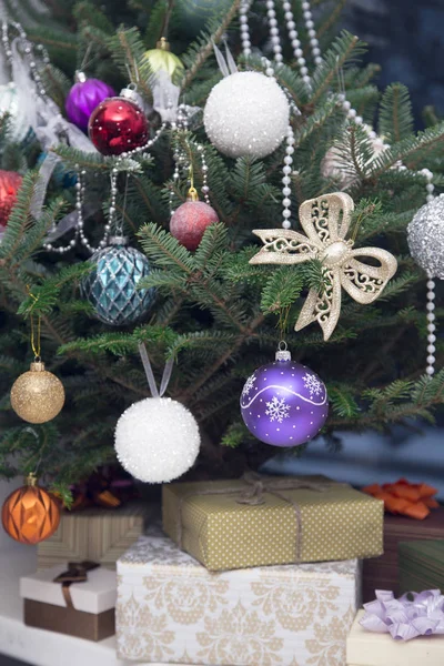 Hediyeler dekore edilmiş bir Noel ağacı altında — Stok fotoğraf