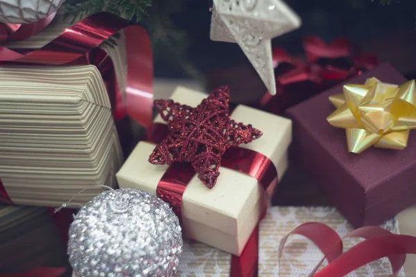 Δώρα και στολίδια στο πλαίσιο ένα στολισμένο χριστουγεννιάτικο δέντρο — Φωτογραφία Αρχείου