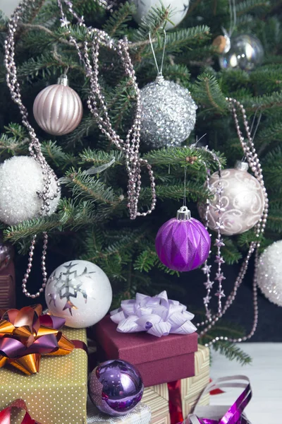 Yeni yıl hediyeleri Noel ağacının altında dekora — Stok fotoğraf