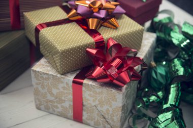 Geleneksel renklerde yılbaşı dekor