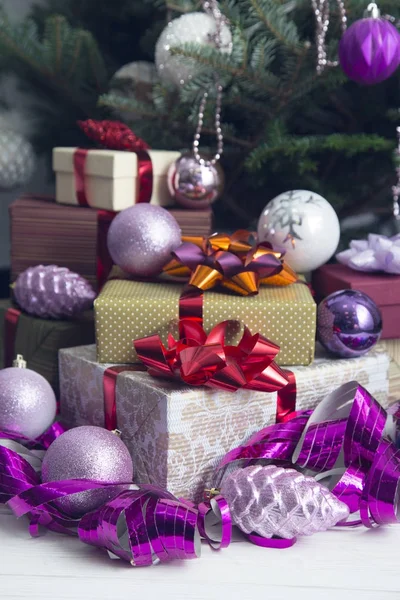 Νέα χρόνια διακόσμηση με δώρα κάτω από το χριστουγεννιάτικο δέντρο — Φωτογραφία Αρχείου