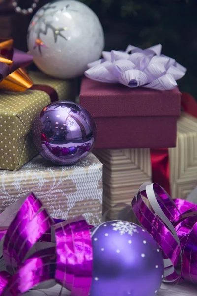 Κουτιά δώρων και στολίδια χριστουγεννιάτικου δέντρου — Φωτογραφία Αρχείου
