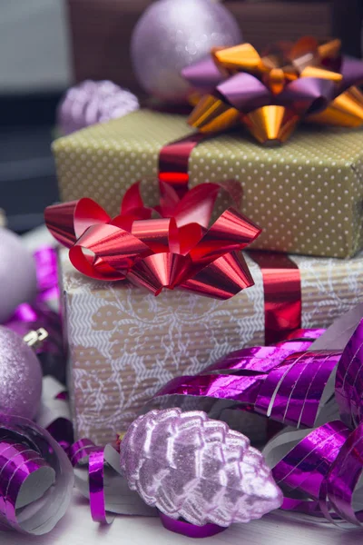 Κουτιά δώρων και στολίδια χριστουγεννιάτικου δέντρου — Φωτογραφία Αρχείου