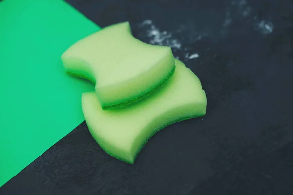 Groene schoonmaak sponzen — Stockfoto