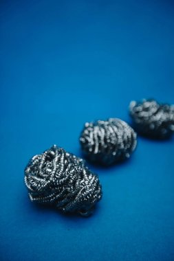 Çelik maki sünger mavi bir arka plan üzerinde