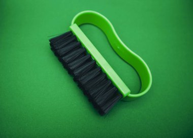 Yeşil tutamacın giysi fırçası siyah kıllar ile