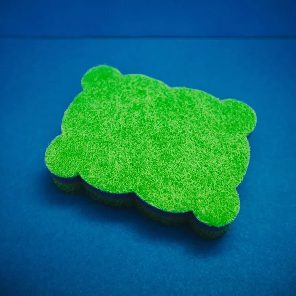 파란색 배경에 녹색 다기능 스폰지 — 스톡 사진