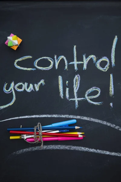 Controle sua inscrição de vida em um quadro negro — Fotografia de Stock