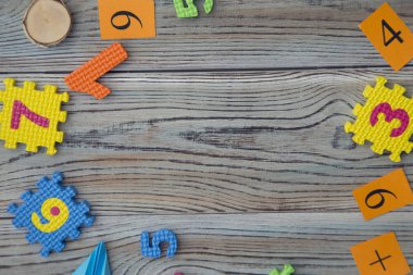 Ahşap arka plan üzerindeki numaraya bir çerçeve