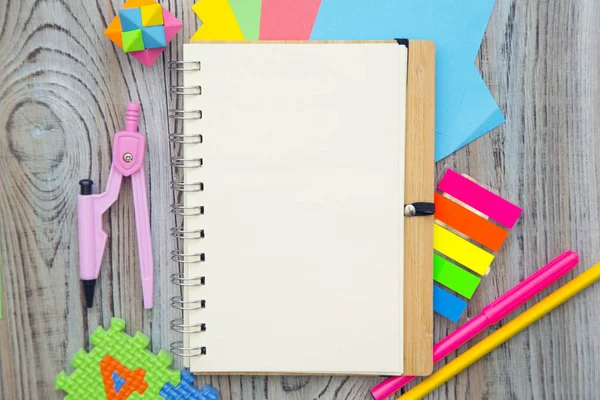 Ein leeres Notizbuch und Büromaterial — Stockfoto