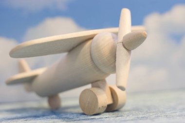 Ahşap oyuncak uçak