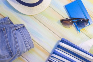 Tatil öğeleri renkli ahşap bir masa üzerinde