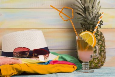 Tropikal ananas ve turist kıyafeti