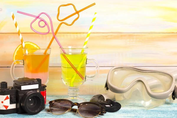 Exotische drankjes, camera en duikbril — Stockfoto