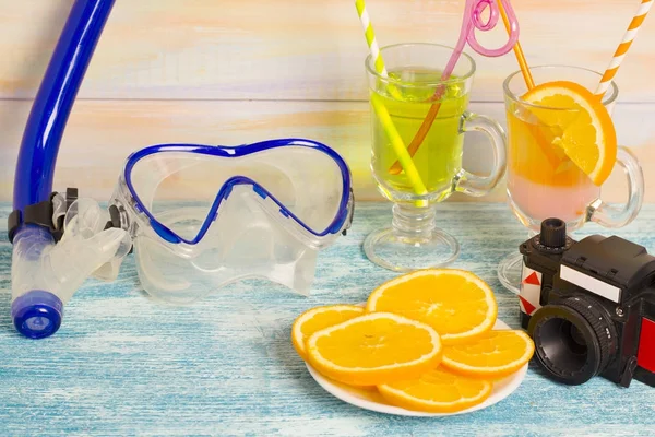 Bebidas exóticas, naranja, cámara y máscara de buceo — Foto de Stock