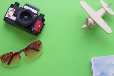 Yeşil arka plan öğeleri seyahat ile