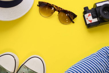 Turistler aksesuarları ile seyahat kavramı arka plan
