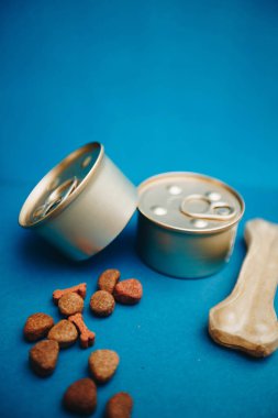 Teneke kutular ile evde beslenen hayvan yiyecek