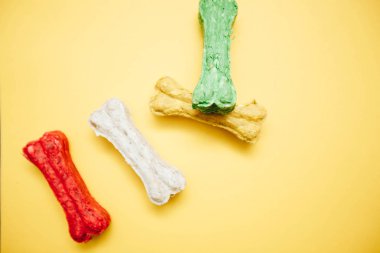 Evde beslenen hayvan atıştırmalıklar ile sarı arka plan